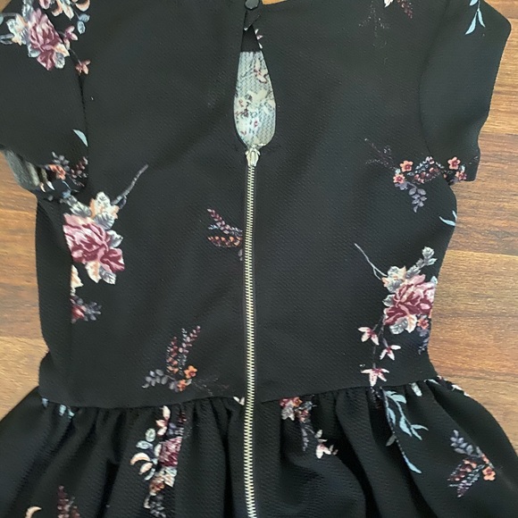 Floral Short Sleeve Dress - Picture 5 of 5